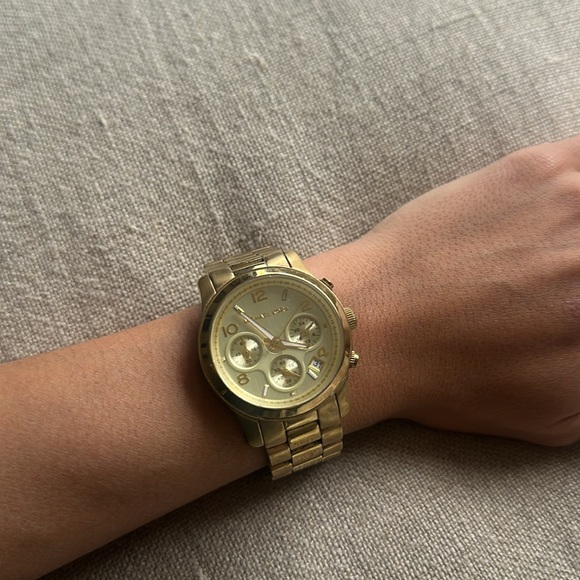 Michael Kors Women's MK5055 Gold Watch - Picture 2 of 2